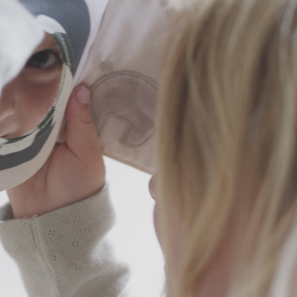 Lapsi lukee done by deerin vauvan ensikirjaa videolla