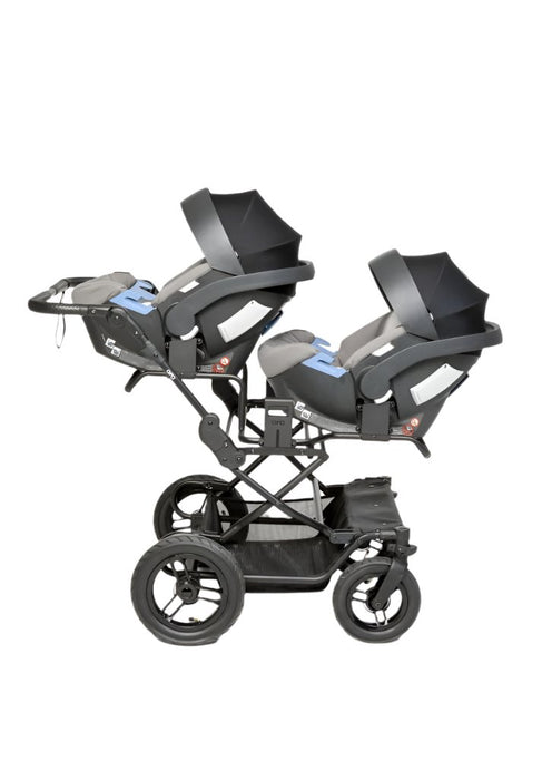 Ora Sisu kaksostenvaunujen kaukaloadapterit. Kuvassa Sisu vaunut ja kaksi turvakaukaloa kiinnitettynä runkoon.